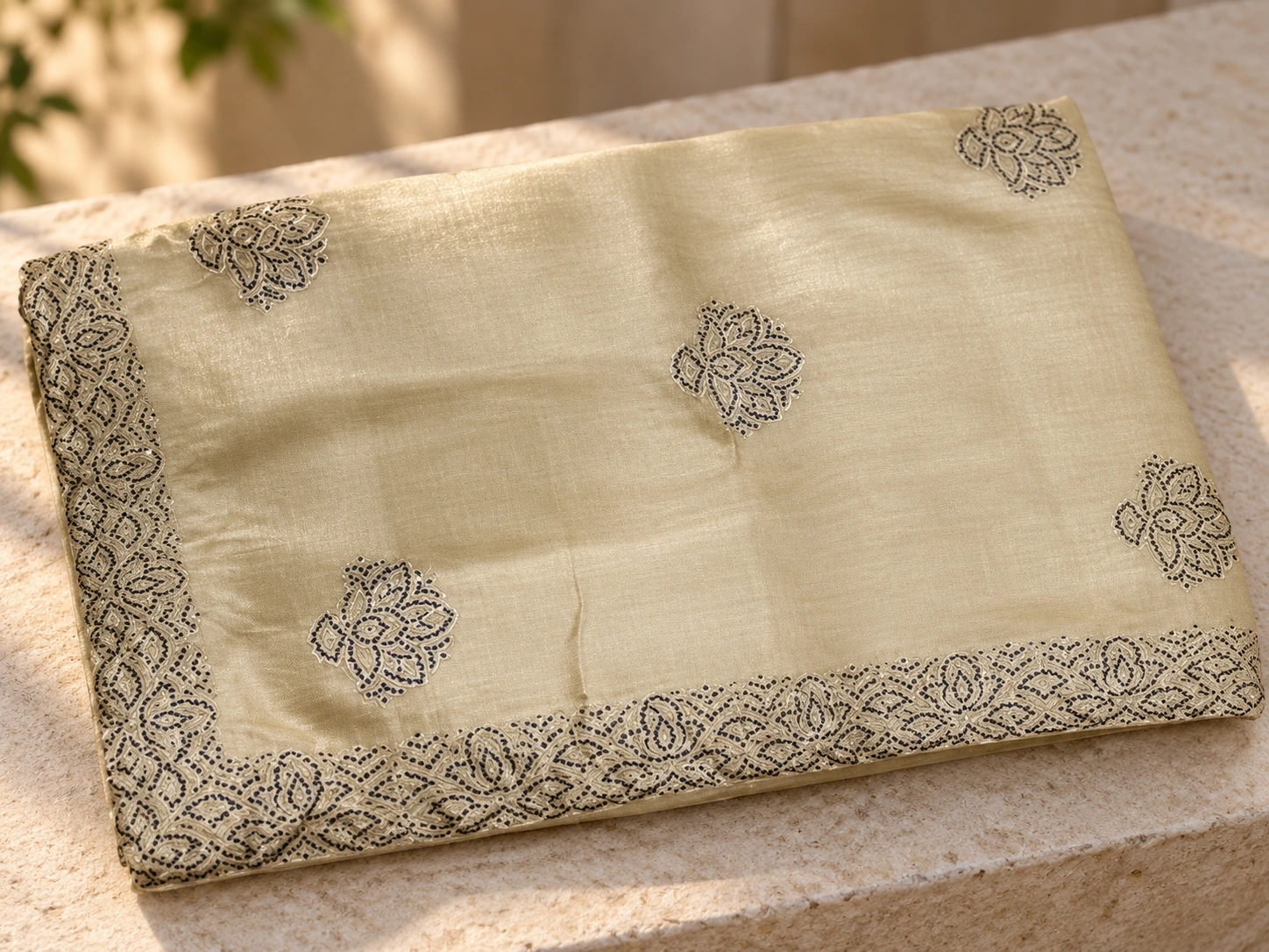 Cream with a patterned edge — Angled product display